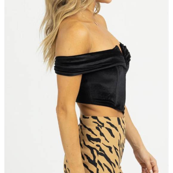 NEW BLUE BLUSH v-wire off shoulder crop in black velvet - Picture 5 of 6